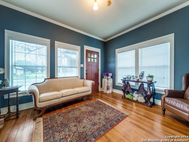 Listing photo id 2 for 118 Plant Ave N