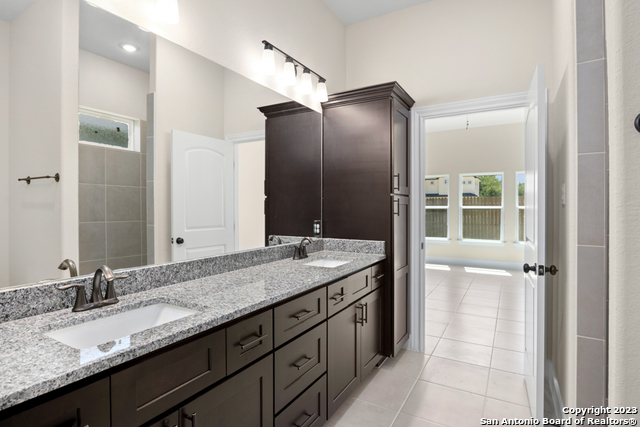 Image 21 of 28 For 215 Park Circle