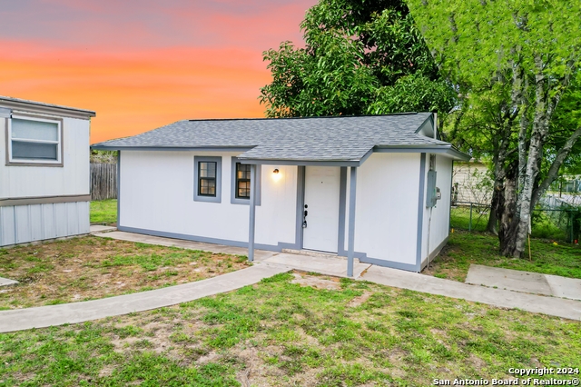 Details for 215 Greenlawn Ave  B, Pleasanton, TX 78064