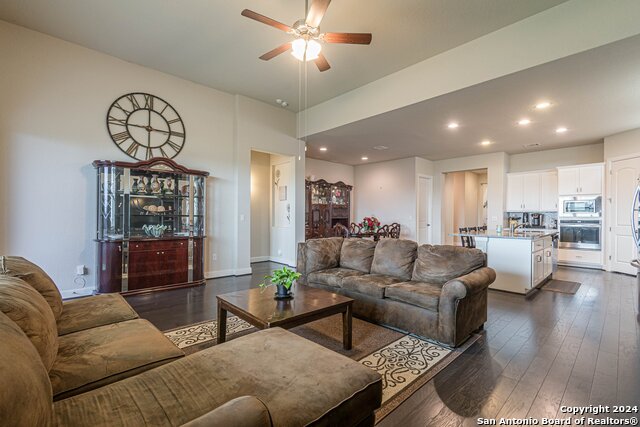 Listing photo id 16 for 945 Foxbrook Way