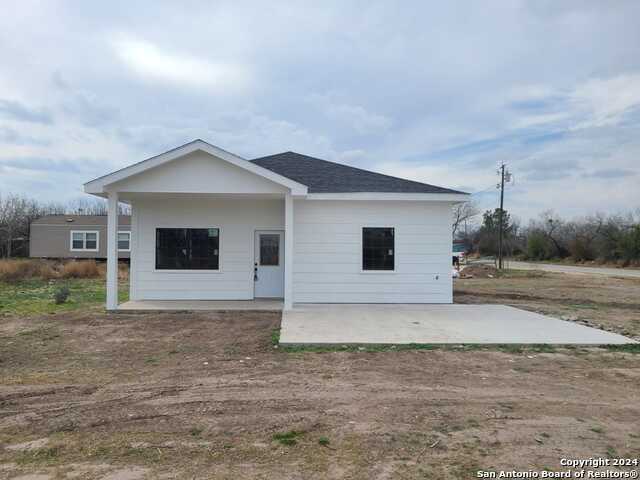 Details for 322 Taylor Ave S, La Pryor, TX 78872