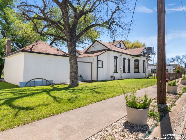 Listing photo id 35 for 702 Front Street