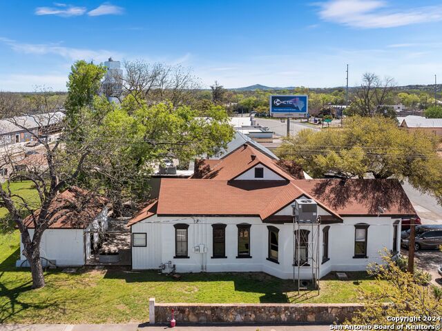 Listing photo id 36 for 702 Front Street