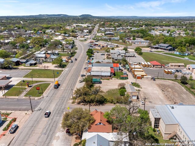 Listing photo id 40 for 702 Front Street