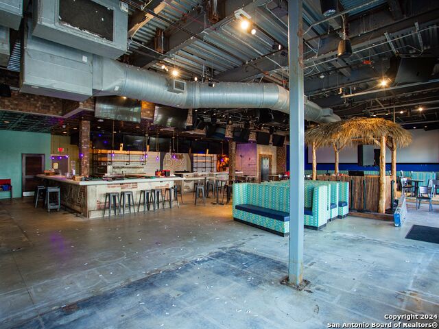 Listing photo id 10 for 7280 Utsa Blvd  109