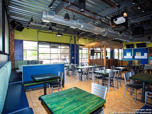 Listing photo id 11 for 7280 Utsa Blvd  109