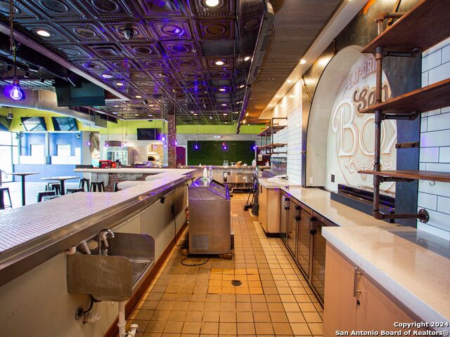 Listing photo id 13 for 7280 Utsa Blvd  109