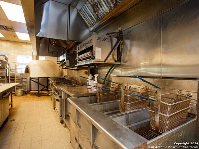 Listing photo id 24 for 7280 Utsa Blvd  109