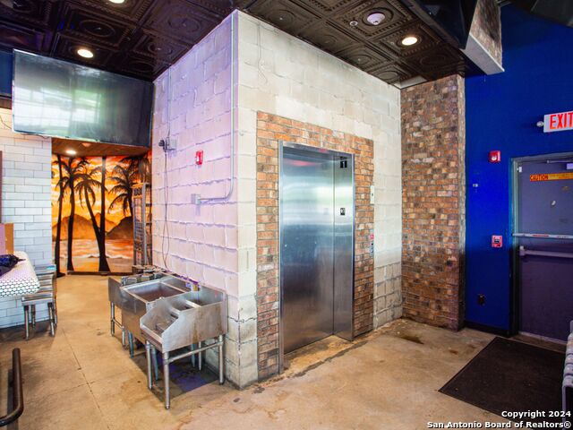 Listing photo id 37 for 7280 Utsa Blvd  109