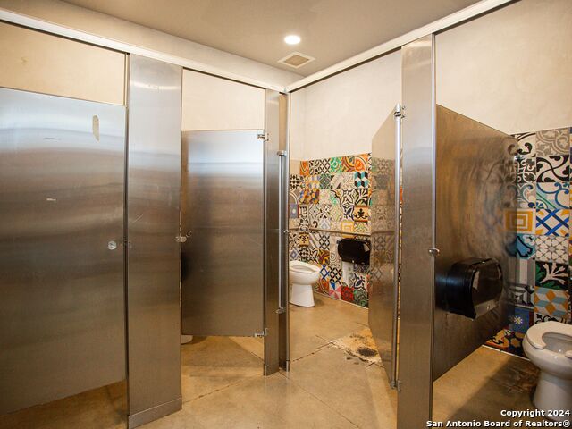 Listing photo id 38 for 7280 Utsa Blvd  109