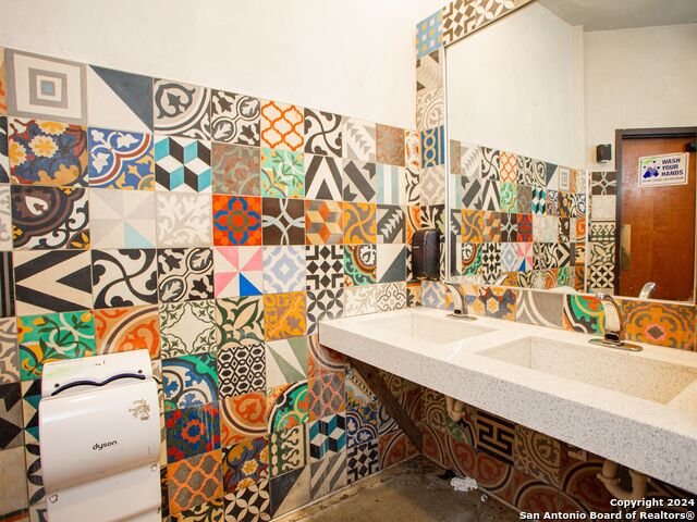 Listing photo id 39 for 7280 Utsa Blvd  109