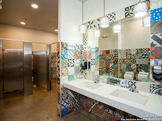 Listing photo id 41 for 7280 Utsa Blvd  109