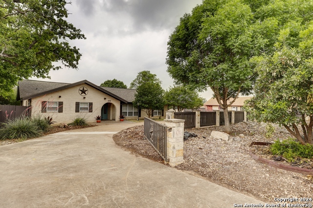 Details for 1015 Main St W, Kerrville, TX 78028