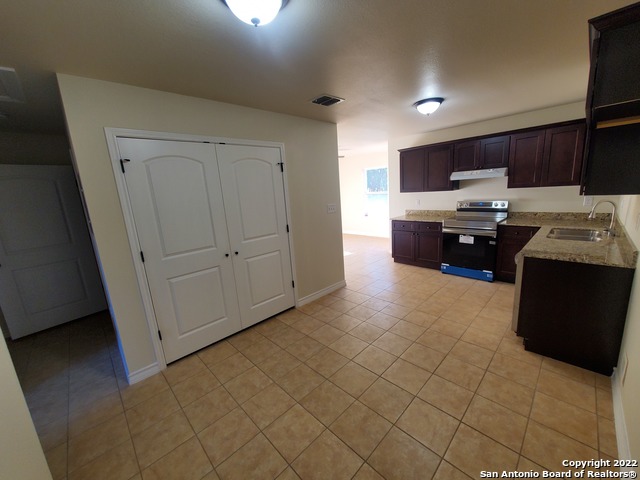 Listing photo id 0 for 7539 Dixon Rd W 3