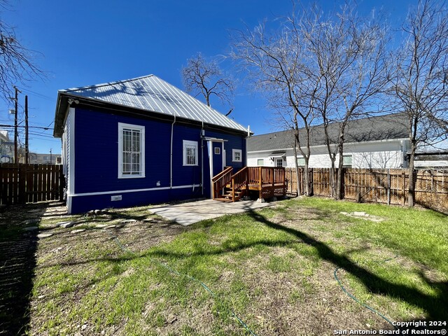 Image 18 of 20 For 1810 Comal N