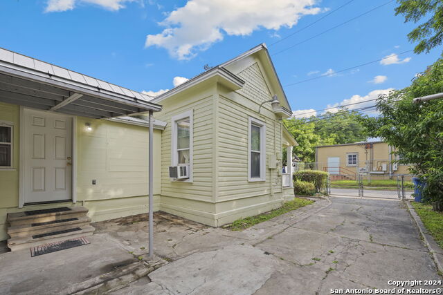 Image 3 of 14 For 1020 Poplar St W