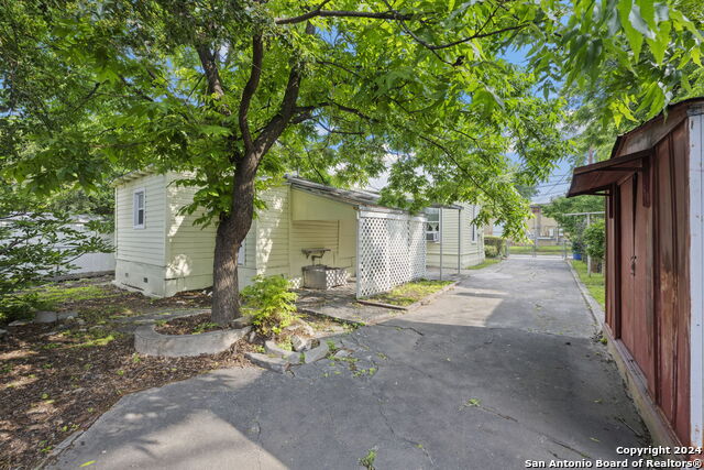 Image 4 of 14 For 1020 Poplar St W