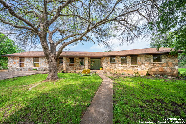 Details for 381 Stoneleigh Rd N, Center Point, TX 78010