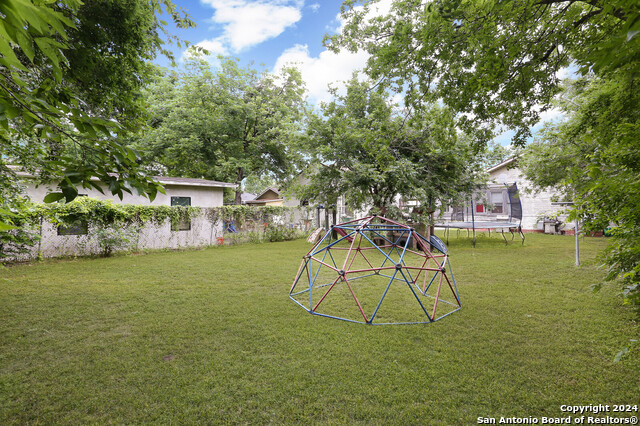 Image 17 of 29 For 511 Devine St