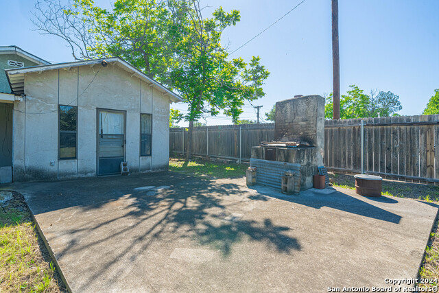 Listing photo id 2 for 640 Houston Ave N