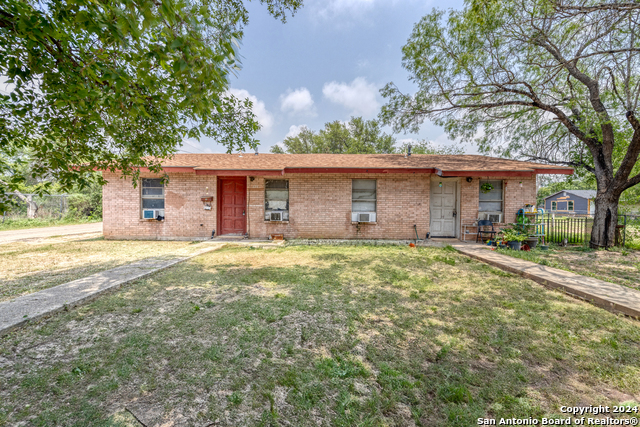 Details for 124 Cardwell St E, Uvalde, TX 78801