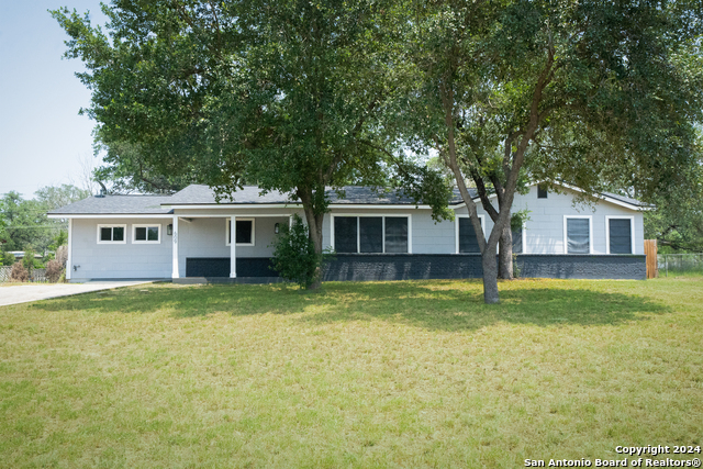 Details for 609 Hickory Highway, Devine, TX 78016