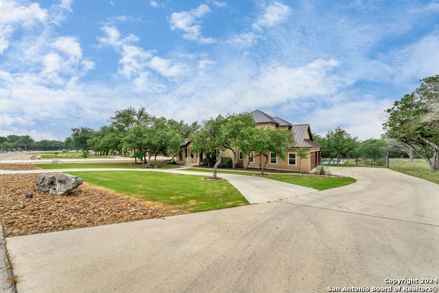 Image 4 of 41 For 5693 Comal Vista