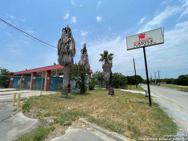 Listing photo id 17 for 4607 Castle Cross