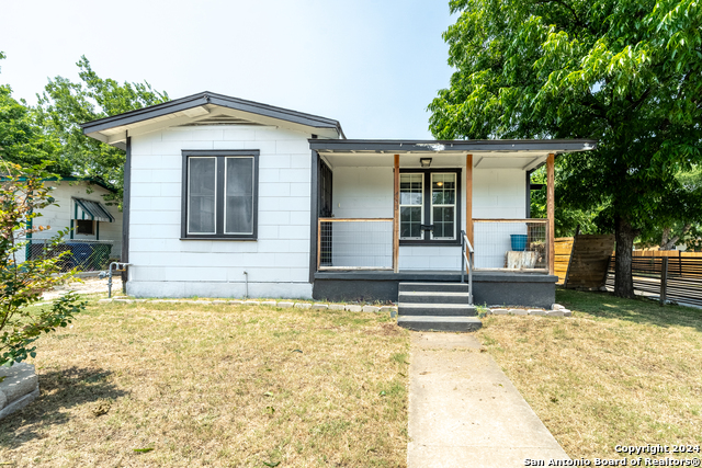 Image 2 of 11 For 403 Dickson Ave W