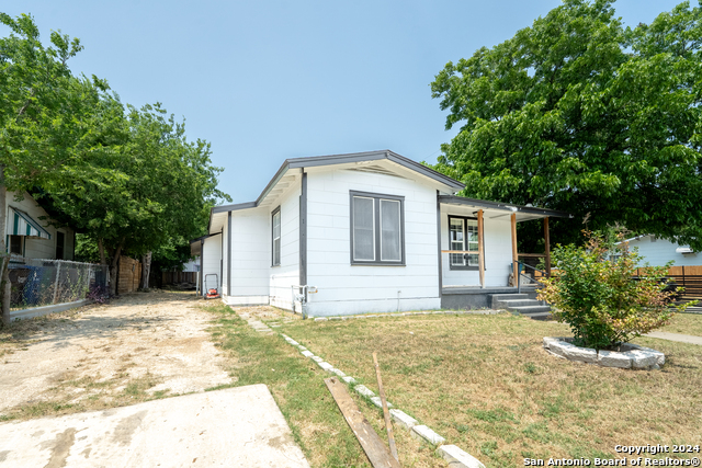 Image 3 of 11 For 403 Dickson Ave W