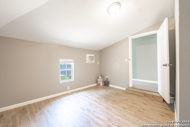 Image 6 of 11 For 403 Dickson Ave W