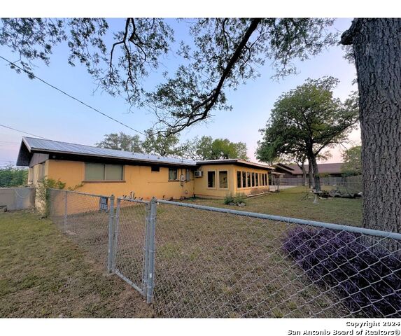 Listing photo id 0 for 1112 Garner Field Rd