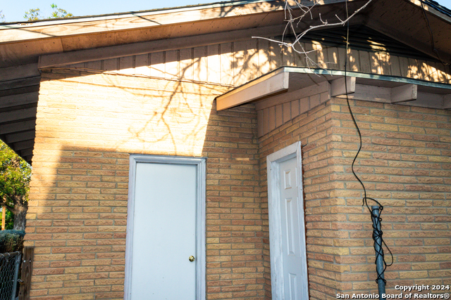 Listing photo id 11 for 627 High N