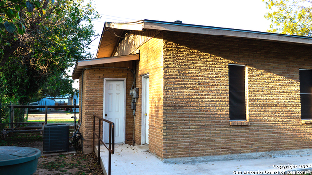 Listing photo id 13 for 627 High N