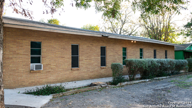 Listing photo id 14 for 627 High N