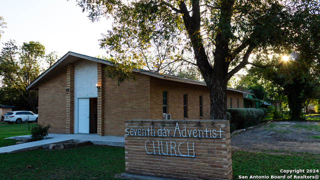 Listing photo id 16 for 627 High N