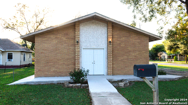 Listing photo id 0 for 627 High N