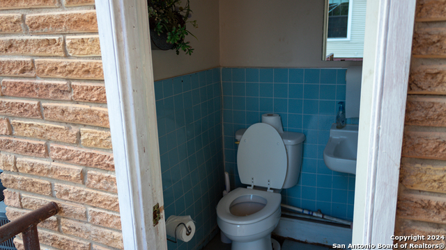 Listing photo id 20 for 627 High N
