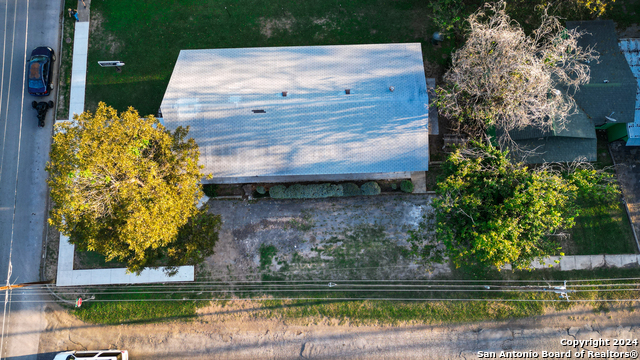 Listing photo id 22 for 627 High N