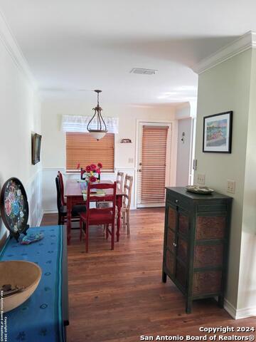 Listing photo id 8 for 718 Live Oak