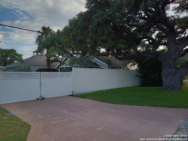 Listing photo id 29 for 718 Live Oak