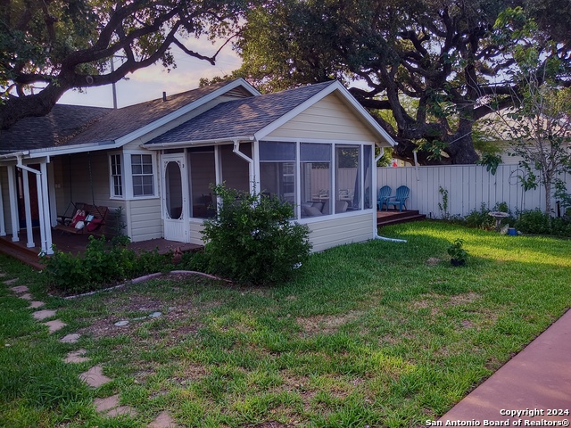 Listing photo id 31 for 718 Live Oak