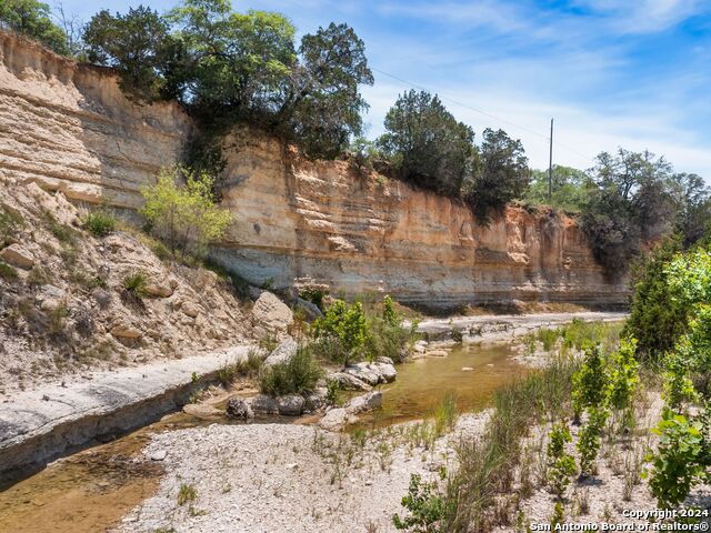 Image 12 of 50 For 305 Upper Cibolo Creek Rd