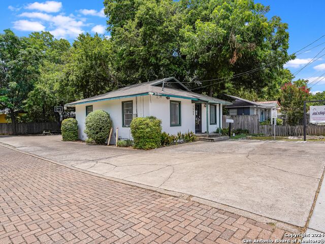 Listing photo id 31 for 1509 Koenig W