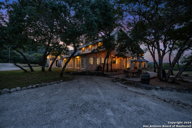 Listing photo id 7 for 128 Sabine Rd