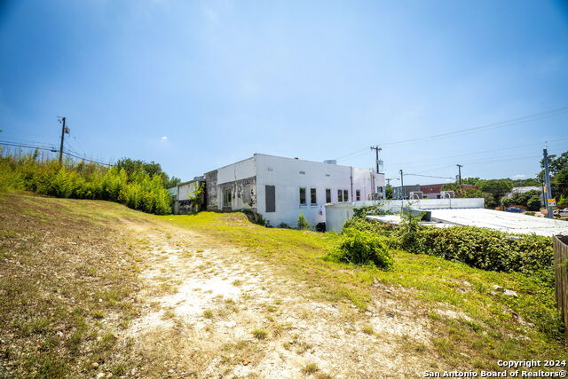 Listing photo id 20 for 5050 Broadway