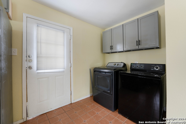 Image 14 of 31 For 319 Coyol St