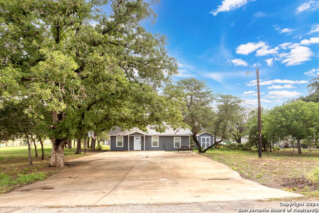 Details for 305 Creekview Dr, Floresville, TX 78114