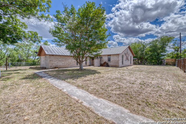 Details for 402 Congress St, Sabinal, TX 78881