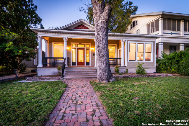 Listing photo id 2 for 423 Magnolia Ave W 2